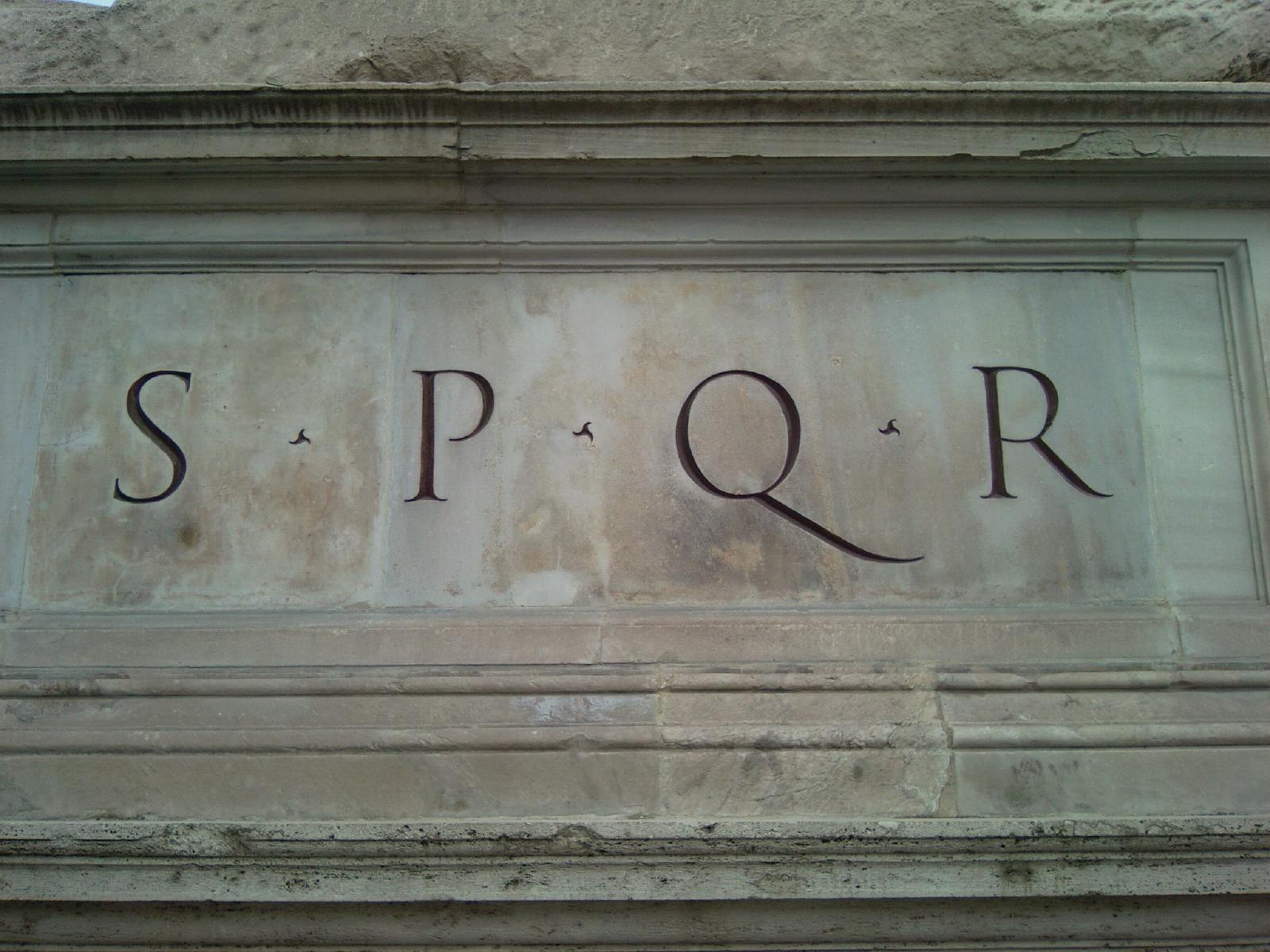 SPQR памятник в Риме